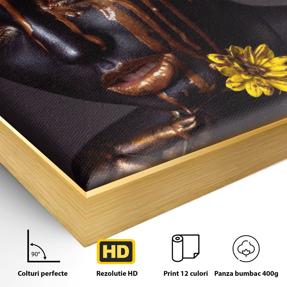 Detaliu al suprafetei: tablou canvas cu femeie si vopsea aurie, in rama de aluminiu auriu